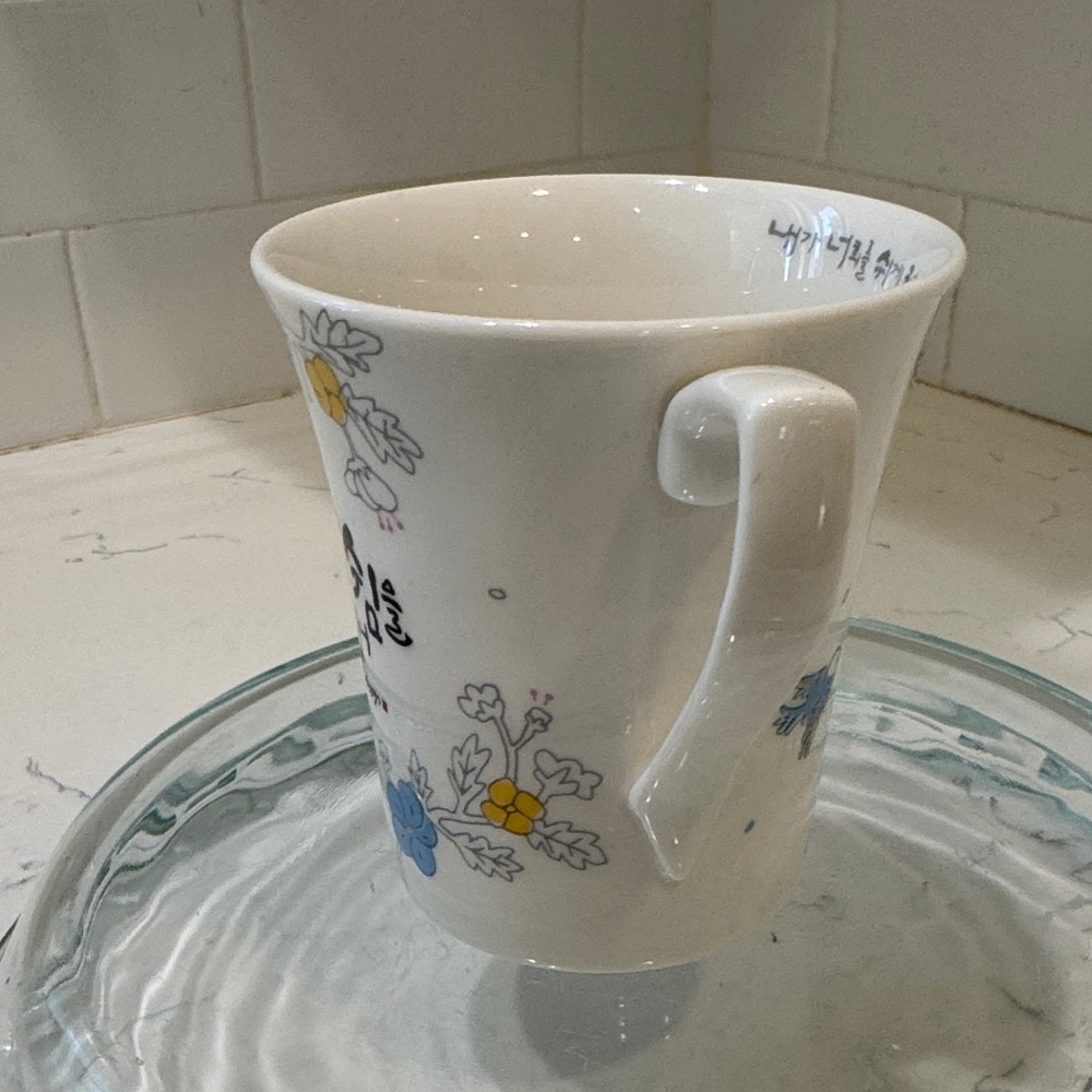 Floral Ceramic Mug with Korean Script - Picture 3 of 11